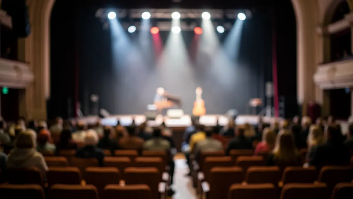 Generieke afbeelding van een lege concertzaal met spotlights en stoelen, suggereert een geannuleerd evenement.