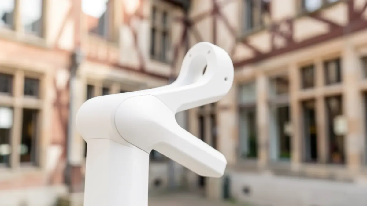 Generieke afbeelding van een medisch screeningsinstrument met een Vlaamse architectuur op de achtergrond.