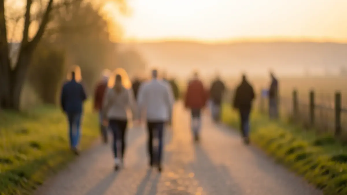 Generieke afbeelding van een abstracte voorstelling van vrijwillige terugkeer en herintegratie, met wazige figuren die naar een verre, zacht verlichte horizon lopen.