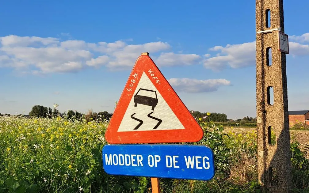 Landbouwverkeer zorgt voor modder op de weg: aangepaste rijstijl gevraagd