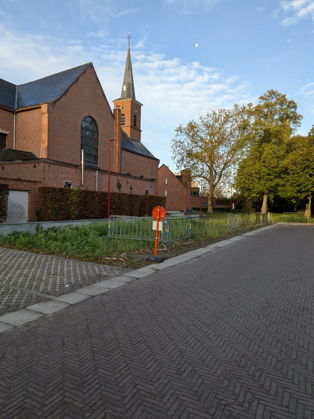 Lokaal bestuur Lint heraanlegt groenzones rond Kerkplein