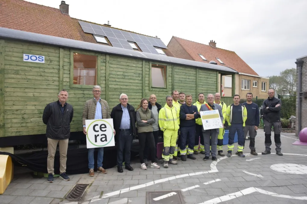 Groep mensen poseert voor een de rustmobiel van gemeentelijke basisschool De Pagaaier in Sint-Joris. (vergroot foto)
