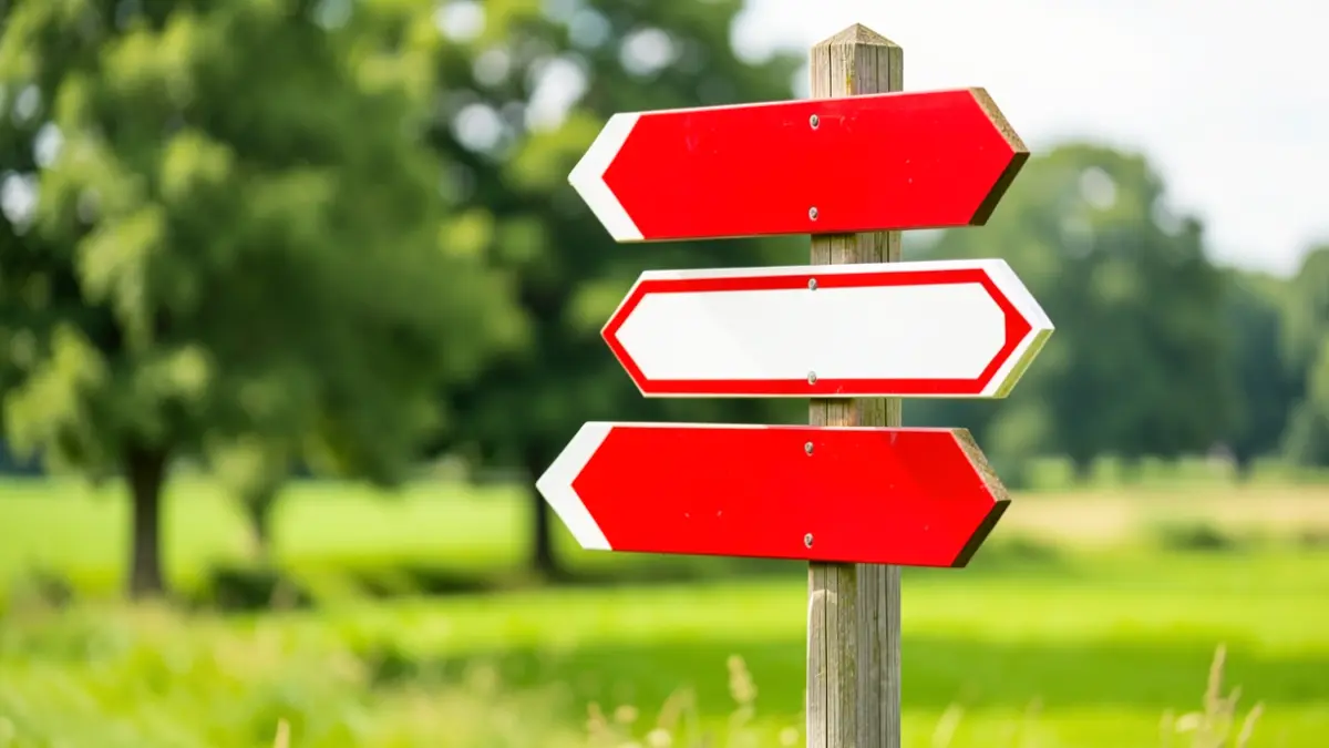 Generieke afbeelding van een wegwijzer met wandelroutes in een groen landschap.