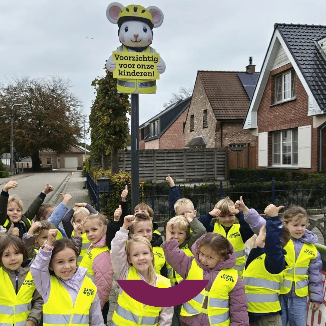 Zandhoven deelt 1.400 gratis fluohesjes uit aan basisschoolleerlingen